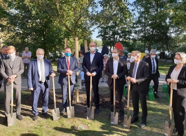 Marc Fielmann, Reiner Haseloff, Bodo Ramelow, Dietmar Woidke, Michael Müller, Burkhard Exner und Altmut Möller beim Einheitsbuddeln in Potsdam, 18. September 2020