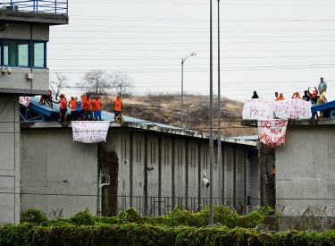 Insassen der Penitenciaría del Litoral fordern auf Transparenten Frieden und ein Ende der Gewalt