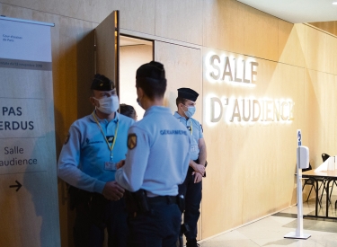 Warten vor dem Gerichtssaal im Pariser Justizpalast