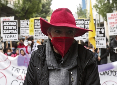 Die Journalistin Ingeborg Beugel auf einer Demonstration in Athen