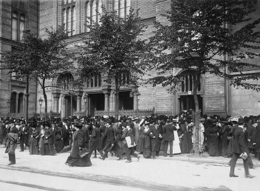 Nach dem Gottesdienst vor der Neuen Synagoge in der Oranienburger Straße in Berlin, 1. Oktober 1910