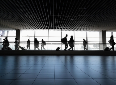 Menschen bewegen sich auf einem Laufband am Flughafen