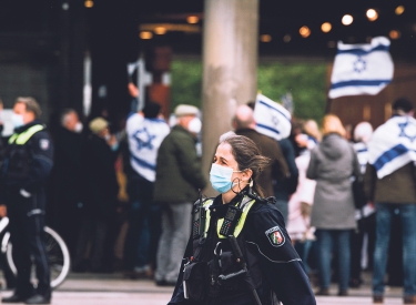 Polizeibeamte sollen eine proisraelische Demonstration in Köln schützen