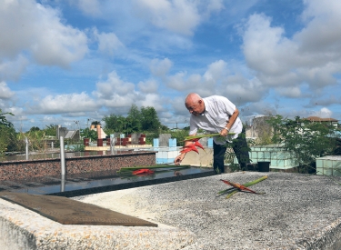 Gedenken an die Opfer der Dezembermorde auf dem Friedhof Sarwa Oeday in Paramaribo