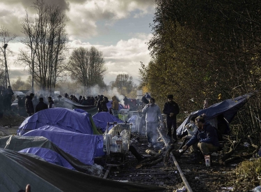 Im französischen Dunkerque warten Geflüchtete auf ihre Fahrt über den Ärmelkanal