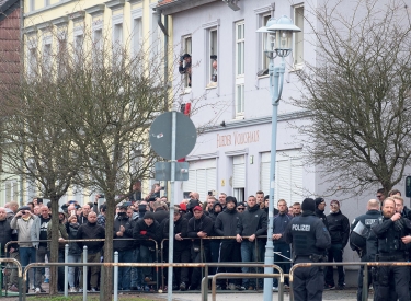 Rechtsextreme stehen vor der Eisenacher NPD-Zentrale »Flieder Volkshaus«