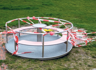 Ein abgesperrtes Kinderkarussell auf einem Spielplatz