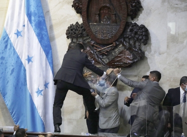 Abgeordnete geraten im Kongress von Honduras aneinander