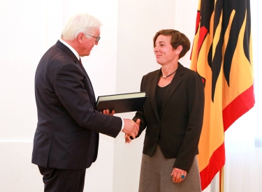 Bundespräsident Frank-Walter Steinmeier verleiht der Schriftstellerin Juli Zeh das Bundesverdienstkreuz