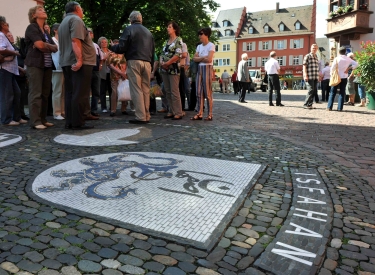 Das Wappen der iranischen Stadt Isfahan vor dem Rathaus der Partnerstadt Freiburg im Breisgau