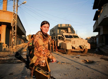 Eine Soldatin der Syrian Democratic Forces an einem Checkpoint