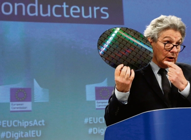 Bei der Vorstellung des »European Chips Act« präsentiert EU-Kommissar Thierry Breton einen Wafer (Englisch für dünner Keks) aus Silizium