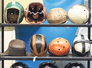 American-Football-Helme aus verschiedenen Jahrhunderten und ­Materialien