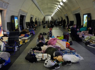 Vor allem Famillien suchen über Nacht Schutz in Kiewer U-Bahn-Stationen