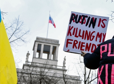 Ein Demonstrant vor der russischen Botschaft in Berlin