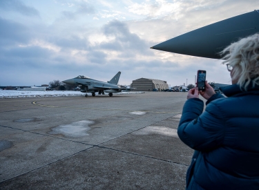 Verteidigungsministerin Christine Lambrecht filmt am 2. März in Rumänien einen deutschen Eurofighter