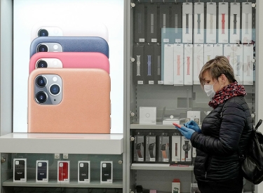 Diese Kundin in Kaliningrad hat die Wahl zwischen diversen Apple-Produkten