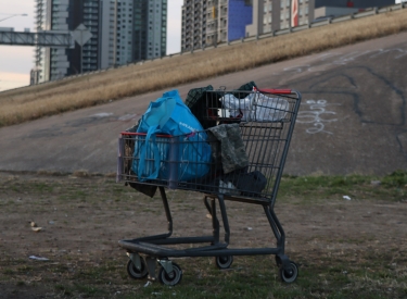 Einkaufswagen mit Kleidung