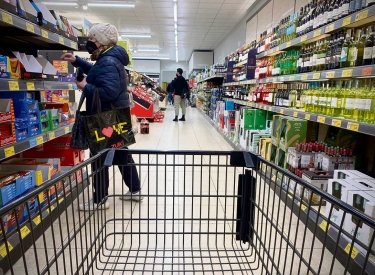 Ein leerer Einkaufswagen in einem Supermarkt