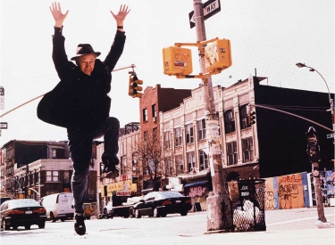 Jonas Mekas springt in die Luft