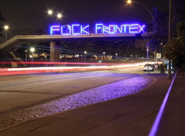 Neonschriftzug an einer Brücke: Fuck Frontex