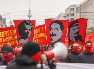 Bei einer Demonstration zum Gedenken für Rosa aLuxemburg und Karl Liebknecht anlässlich des 103. Jahrestages ihrer Ermordung werden Transparente mit Fotos der gedachten Persönlichkeiten gezeigt.