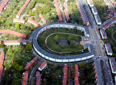 Das Hufeisen der Hufeisensiedlung in Berlin-Neukölln (Luftaufnahme)