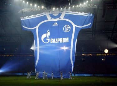 Riesen-Trikot von FC Schalke 04 mit Gasprom-Aufdruck