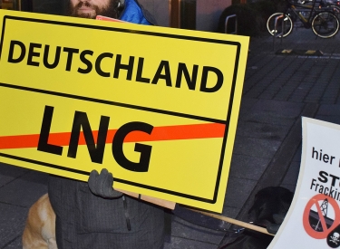 Ortsschild oben: Deutschland unten: LNG durchgstrichen