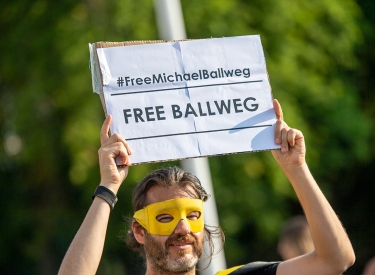 Michael Bründel mit Schild "Free Ballweg"