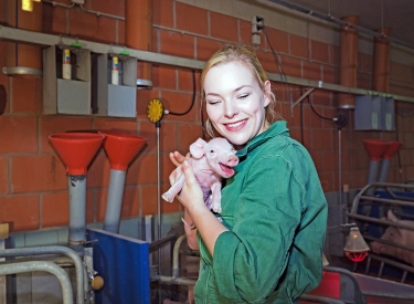 Landwirtin mit Ferkel