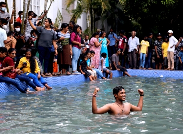 Protestierende im Pool des geflüchteten Präsidenten Gotabaya Rajapaksa