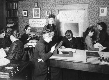 Henrietta Leavitt mit einer Gruppe Frauen beim Programmieren am Harvard College Observatory