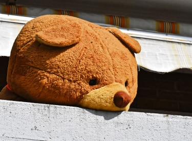 Riesen Teddy auf Balkon