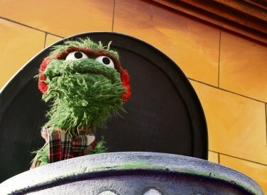 Wohnt in einer Tonne und hält nichts von dem, was die Leute denken: Oscar the Grouch aus der Sesamstraße folgt dem Vorbild des klassischen Nonkonformisten Diogenes von Sinope