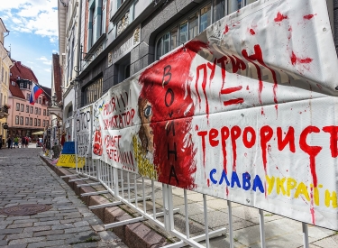 Protestplakate vor der russischen Botschaft in Tallinn