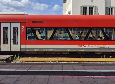 Regionalbahn am Bahnsteig