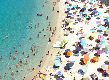 Voller Strand in Italien