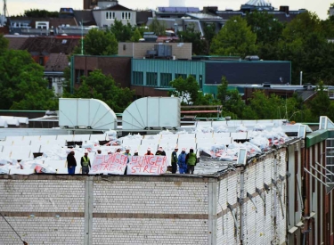 Protestierende halten Schilder mit dem Schriftzug Hungerstreik hoch 