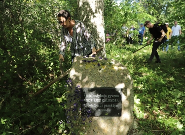 Tolstoj Anhänger im Wald von Litauen