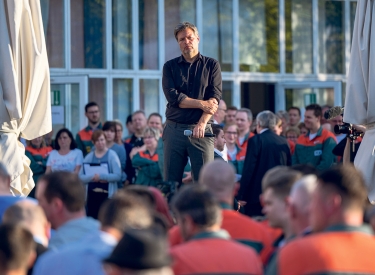 Robert Habeck stellt sich den Fragen der Belegschaft der PCK-Raffinerie in Schwedt