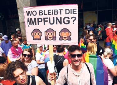 Schild mit Aufschrift "Wo bleibt die impfung?" und den 3 Affen