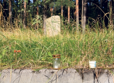 Steinerne Fassungen markieren die Massengräber, ein unbeschrifteter Stein erinnert an die Toten von Rumbula