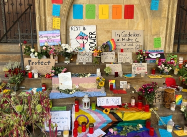 Kerzen und Plakate vor dem historischen Rathaus am Prinzipalmarkt in Münster zum Gedenken an den getöten Malte C.