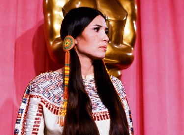 Sacheen Littlefeather bei ihrer Rede während der Oscar-Verleihung 1973