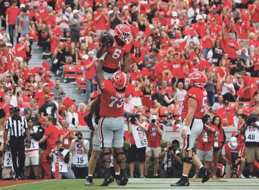 Footballer der Georgia Bulldogs feiern vor 92 746 Zuschauern einen Touchdown im Sanford Stadium in Athens