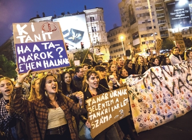 In Ungarn organisieren Schülerinnen Solidaritätsdemos für ihre schlecht bezahlten Lehrer,