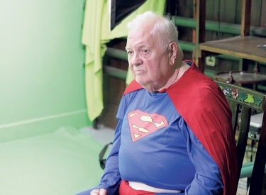 Mitglied des Filmclubs »Bradford Movie Makers« im Film »A Bunch of Amateurs« im Superman Kostüm