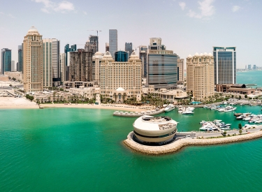 Die neugebauten Häuser der Strandpromenade von Doha aus der Luft