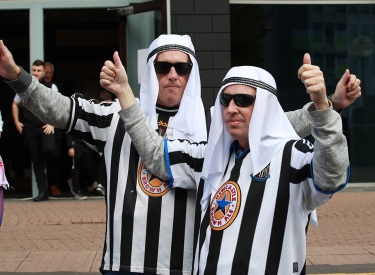 Zwei Fußballfans mit Sonnenbrillen und Kufiya